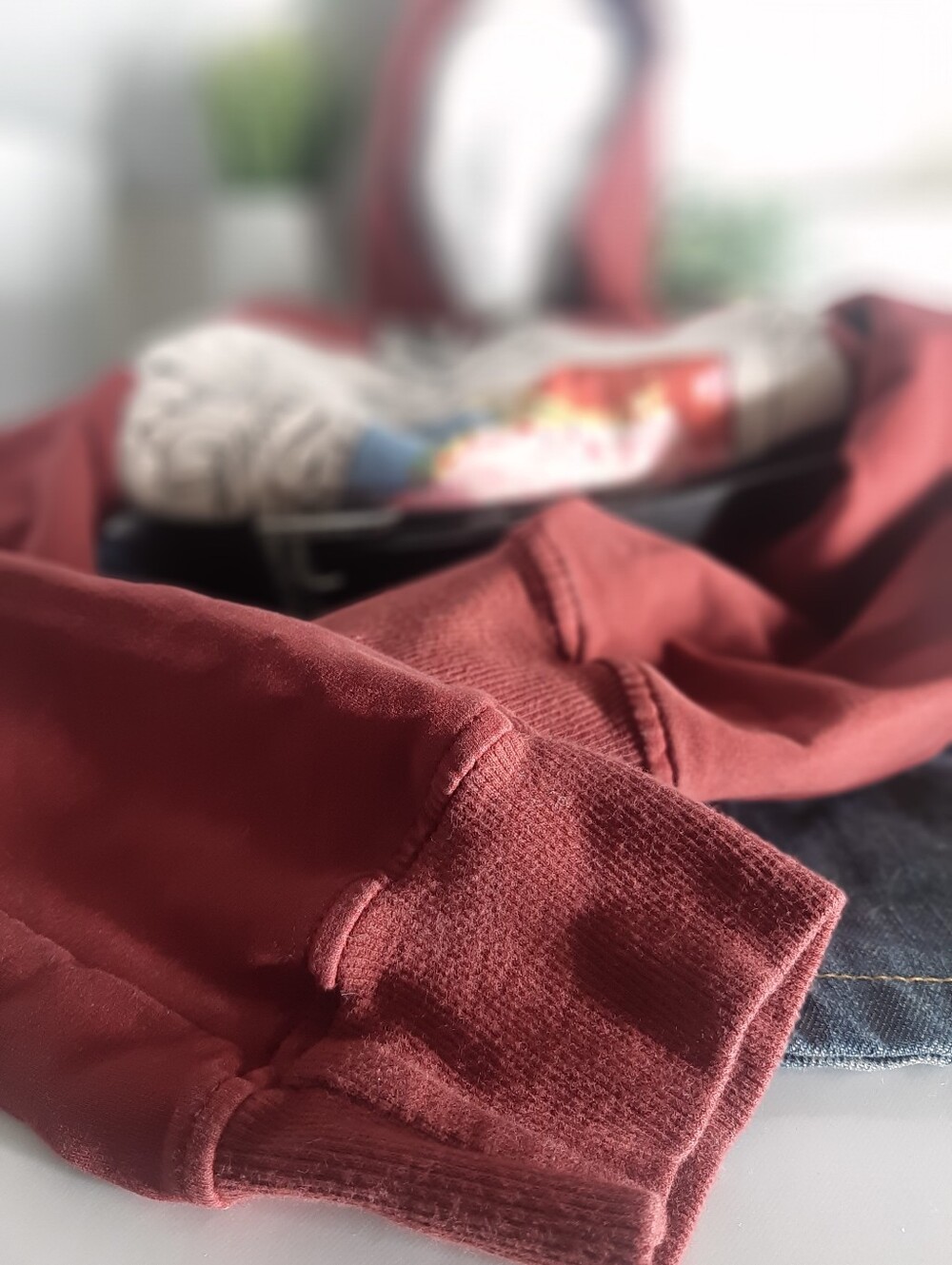 Graphic Sweatshirt Hoodie Maroon Large Cool Guy with Tattoos